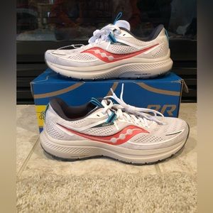 NEW* Saucony Omni 21 Women's S10762-31 Gray tan White Running Shoes Size 7.5 🎁